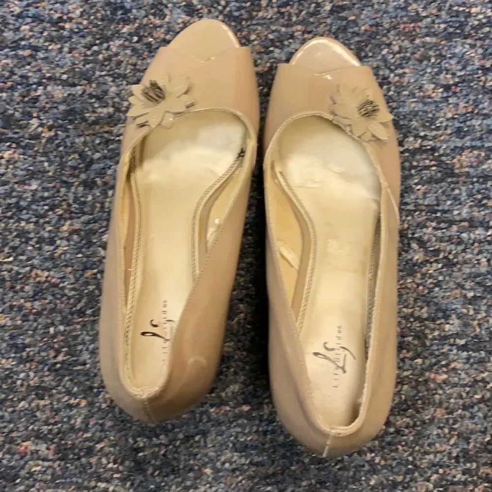 Life Strides Tan Heels sz. 9.5